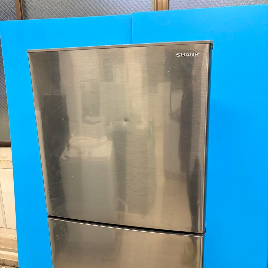 683 SHARP中型　冷蔵庫　小型　200L強　小型　一人暮らし　右開き2ドア