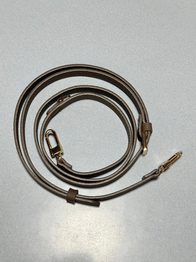 美品★CUSTYPE スマホケース モカ iPhone16pro