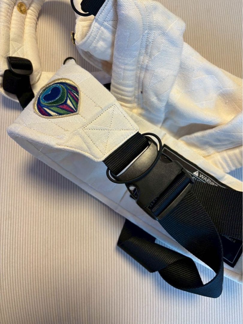 期間限定お値下げ【美品】アーティポッペ 抱っこ紐 ホワイト