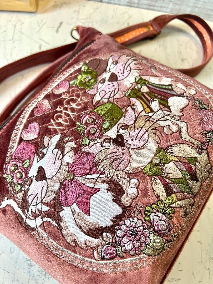 ロラライハリス♡テラコッタローズベロア♡刺繍のふんわり軽量ショルダーバッグ