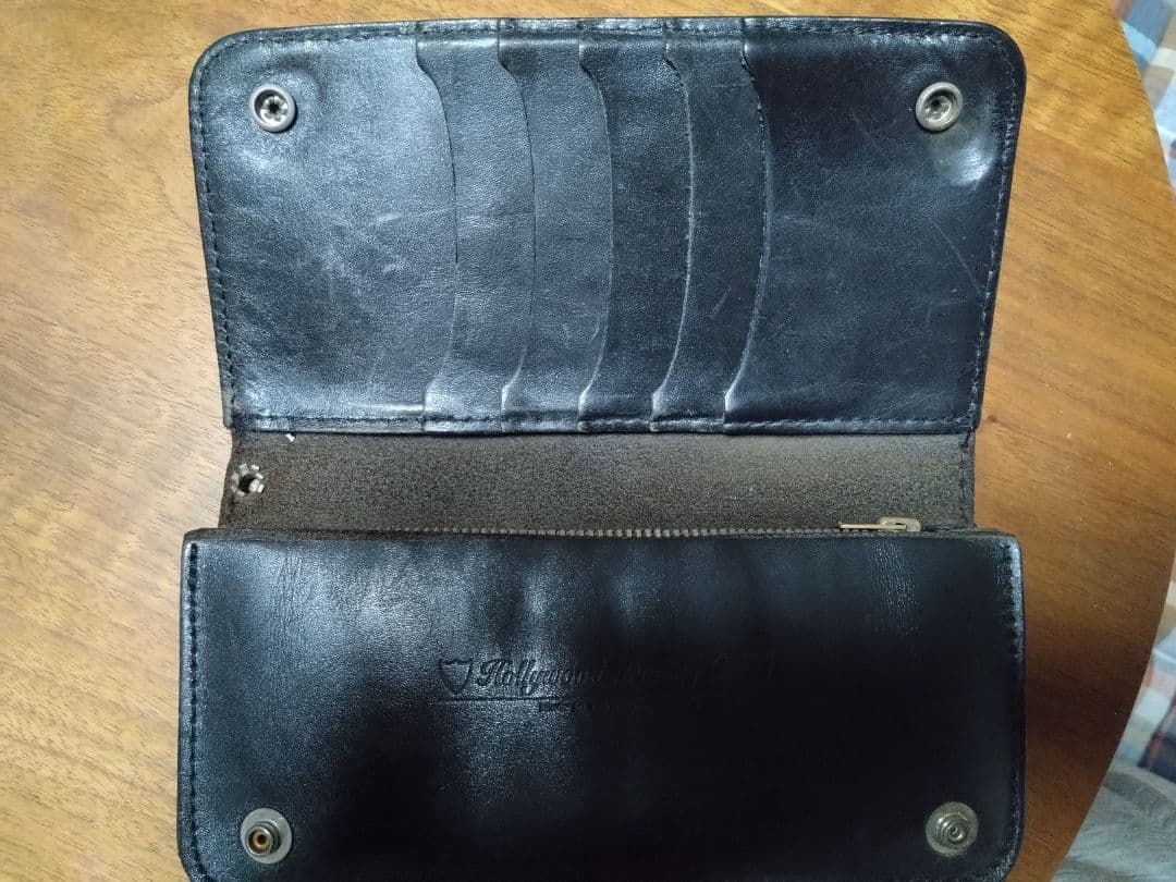 HTC 　長財布　ピラミッドスタッズ　本革　ブラック　黒