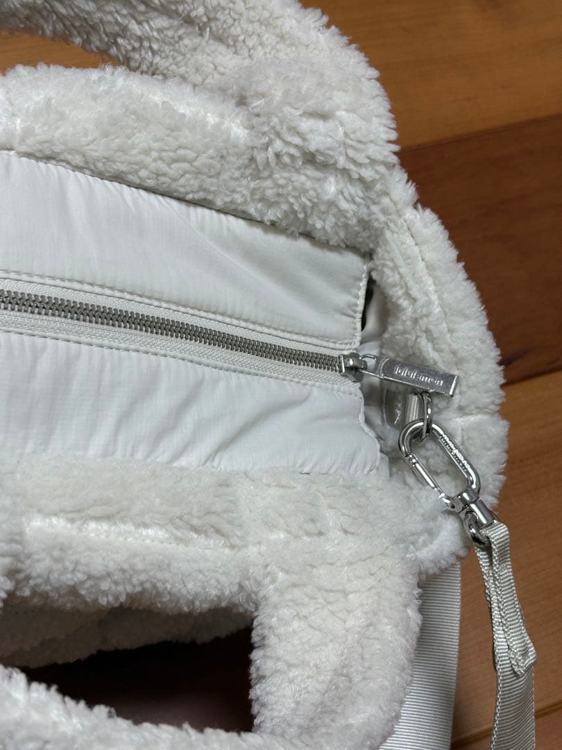 lululemon ホワイトもこもこバッグ