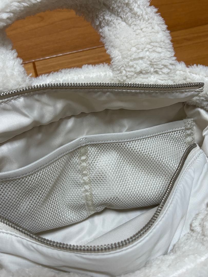 lululemon ホワイトもこもこバッグ