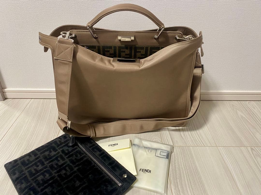 定価58.3万円 フェンディ ピーカブー ISeeU ミディアム　レザーバッグ