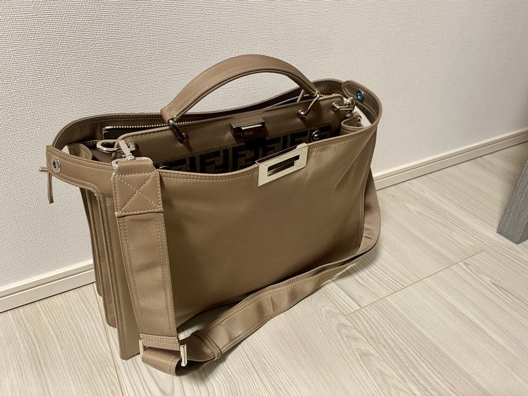 定価58.3万円 フェンディ ピーカブー ISeeU ミディアム　レザーバッグ