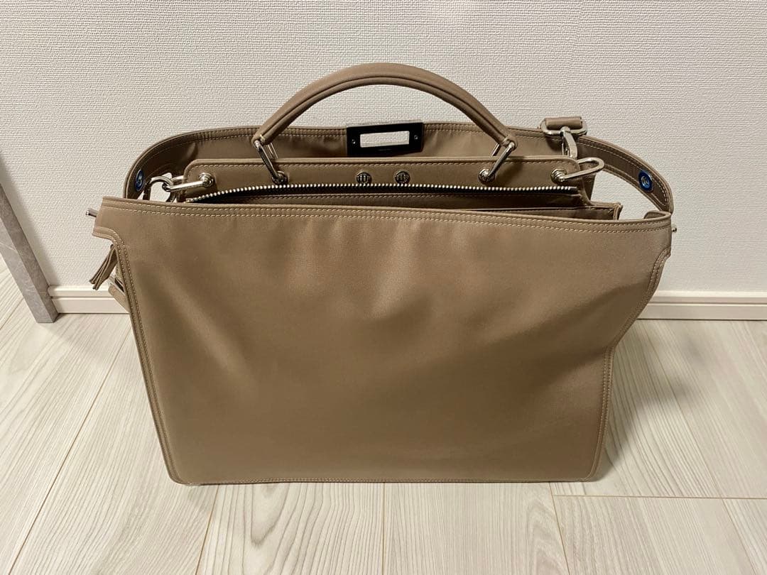 定価58.3万円 フェンディ ピーカブー ISeeU ミディアム　レザーバッグ