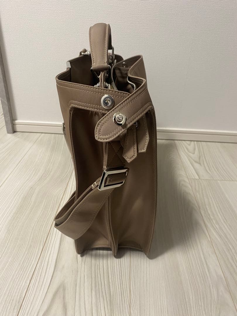 定価58.3万円 フェンディ ピーカブー ISeeU ミディアム　レザーバッグ