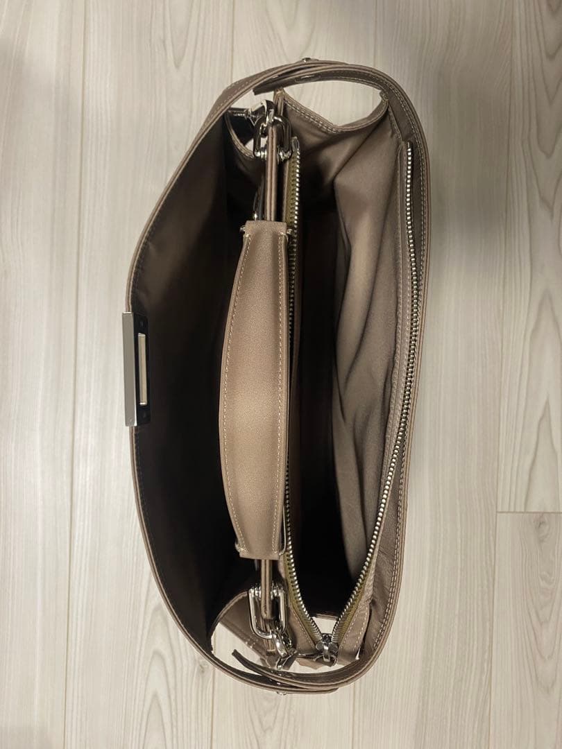 定価58.3万円 フェンディ ピーカブー ISeeU ミディアム　レザーバッグ