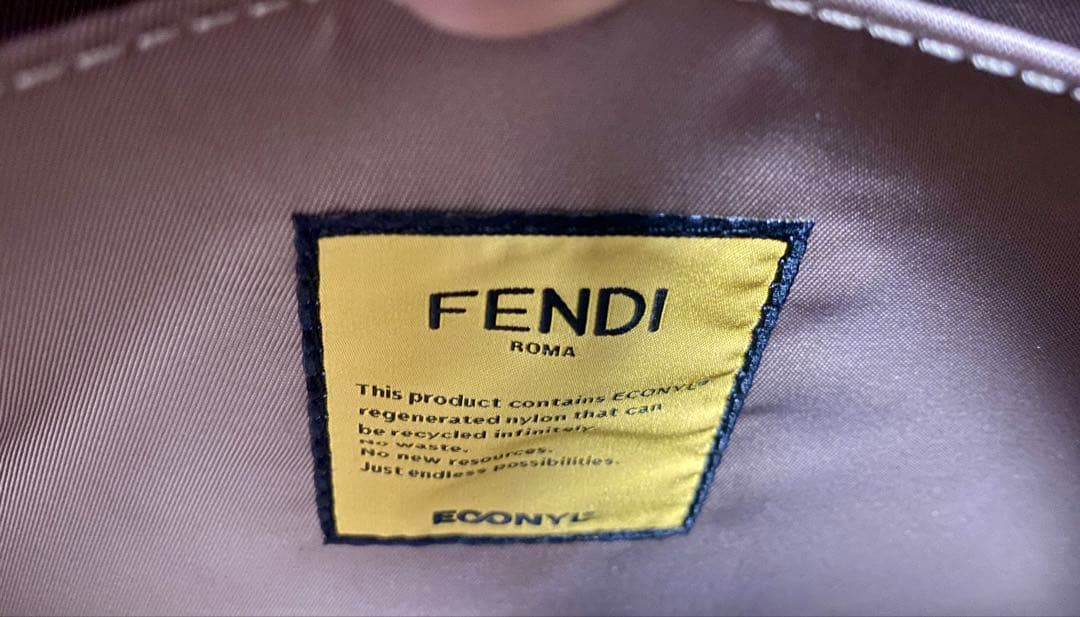 定価58.3万円 フェンディ ピーカブー ISeeU ミディアム　レザーバッグ