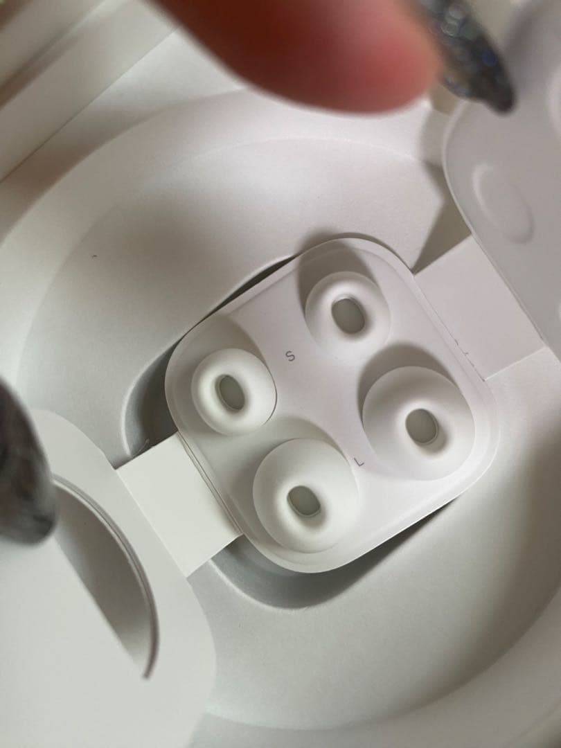 AirPods Pro 本体 ホワイト　ケース箱付き イヤホンは片耳のみ