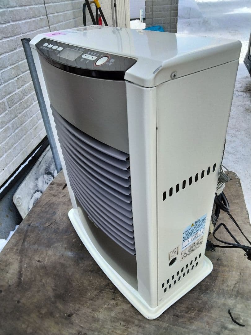 取り切れない傷汚れ等あり！札幌発サンポットFF温風石油ストーブ2015年式中古品