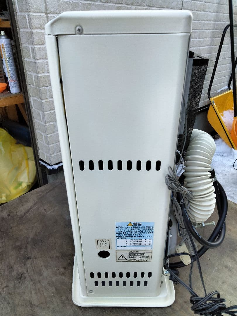 取り切れない傷汚れ等あり！札幌発サンポットFF温風石油ストーブ2015年式中古品