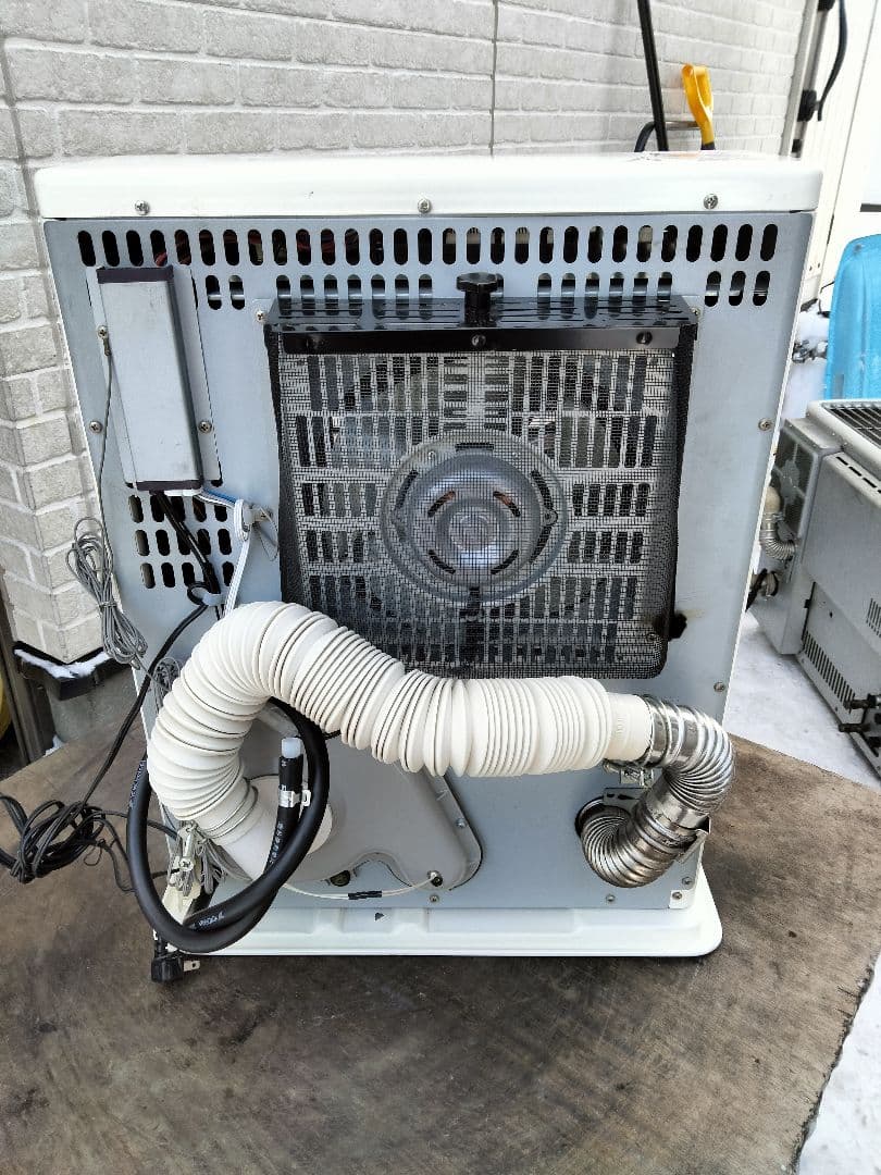 取り切れない傷汚れ等あり！札幌発サンポットFF温風石油ストーブ2015年式中古品