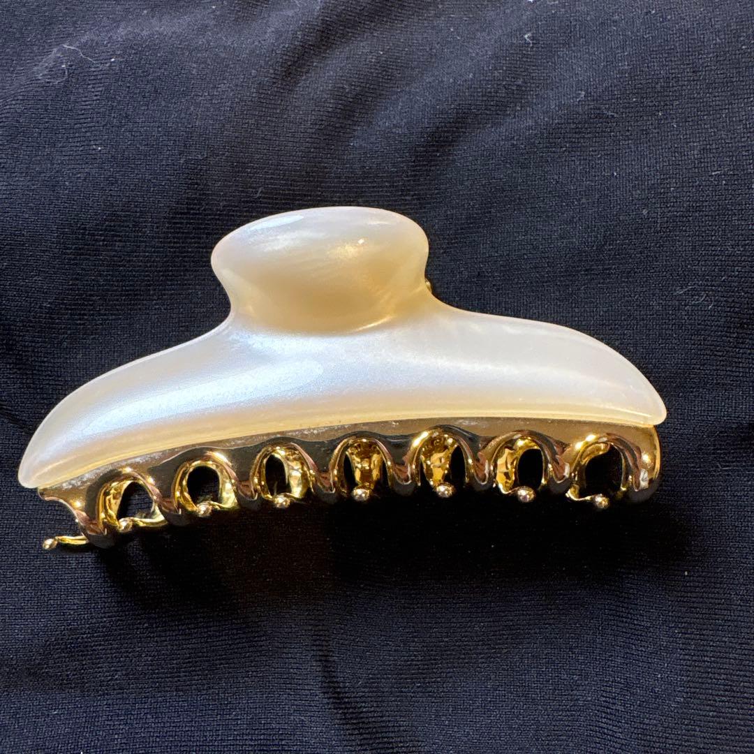 ACCA ゴールドとホワイトのヘアクリップ