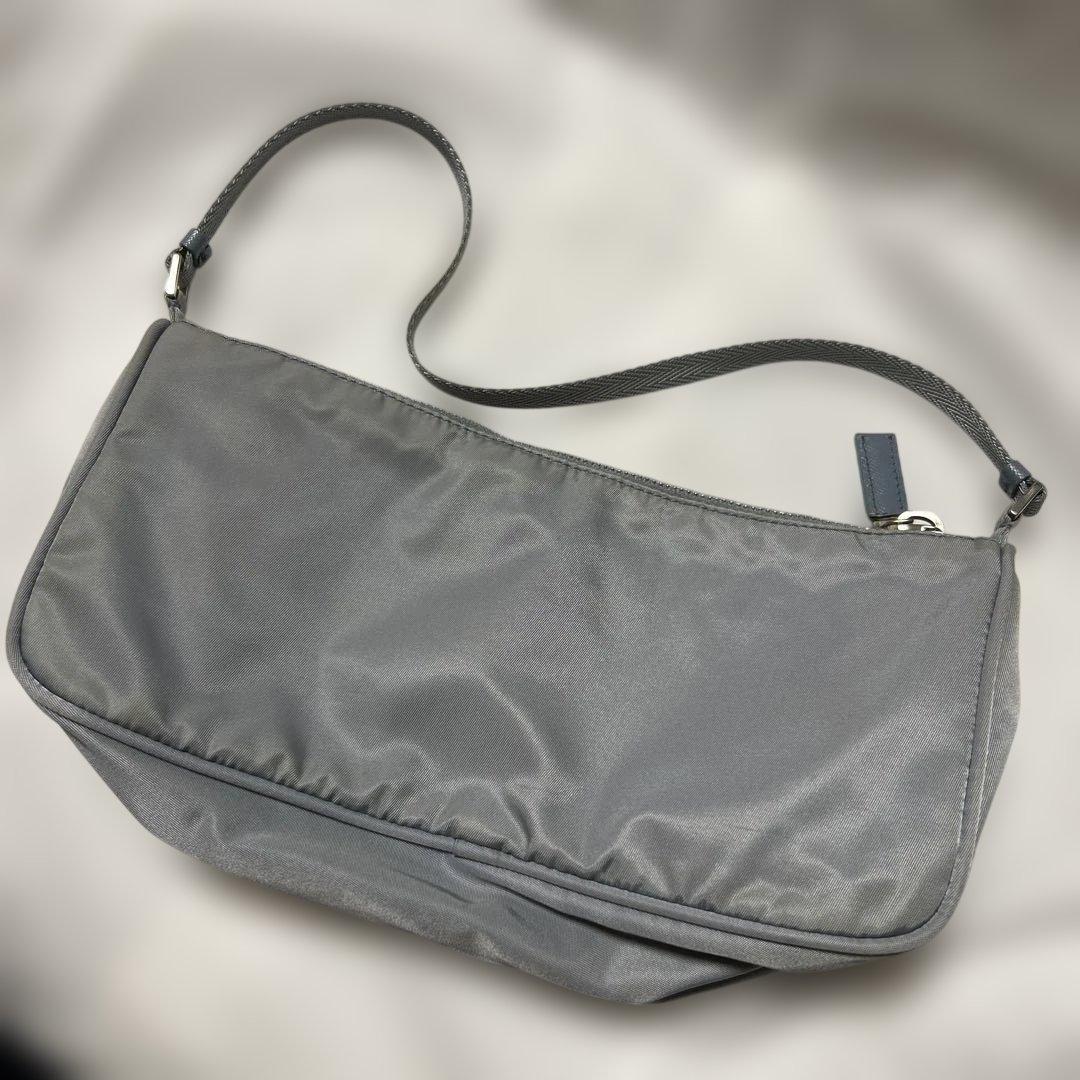 prada アクセサリーポーチ mv633 水色