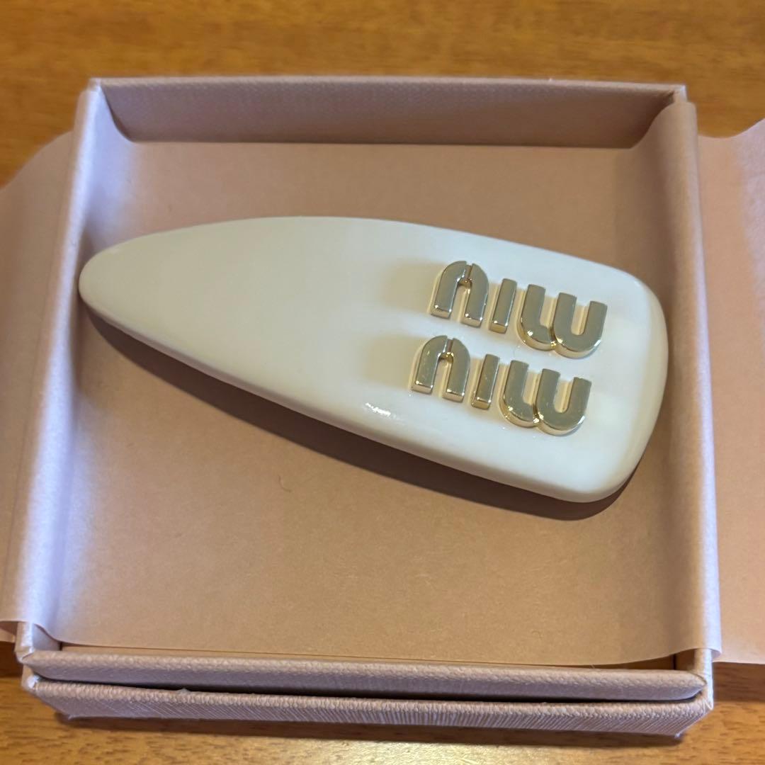 マー坊　MIU MIU ロゴ入りヘアピン　ピンクベージュ