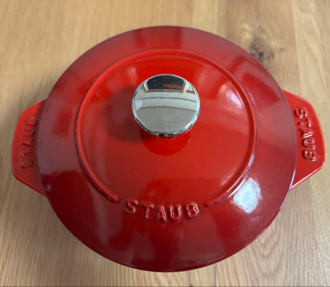STAUB 丸型 赤 鋳鉄製両手鍋 蓋付き