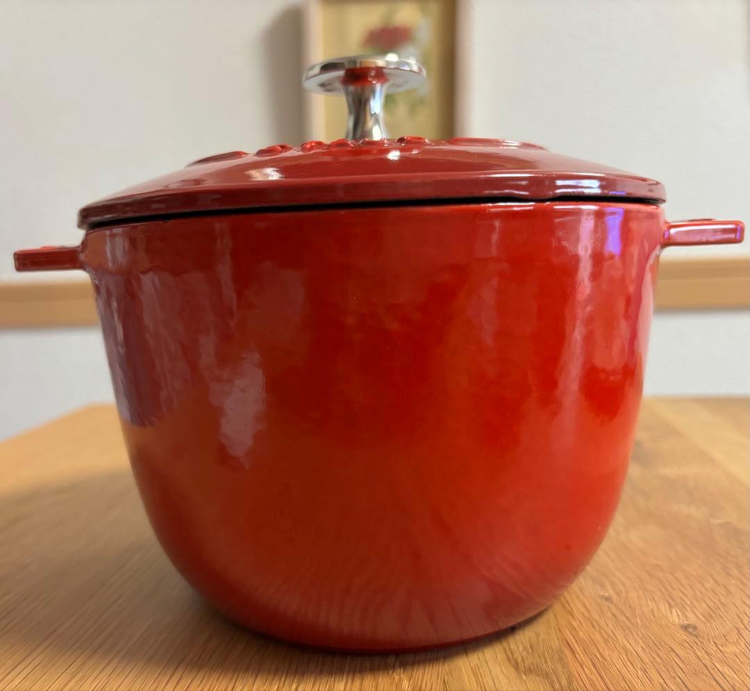 STAUB 丸型 赤 鋳鉄製両手鍋 蓋付き