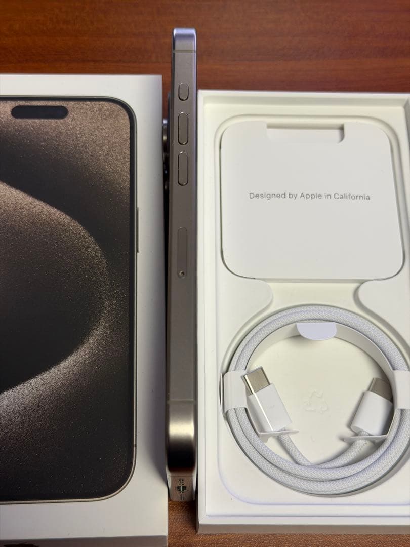 iPhone 15 Pro 256GB ナチュラルチタニウム + 純正ケース2種