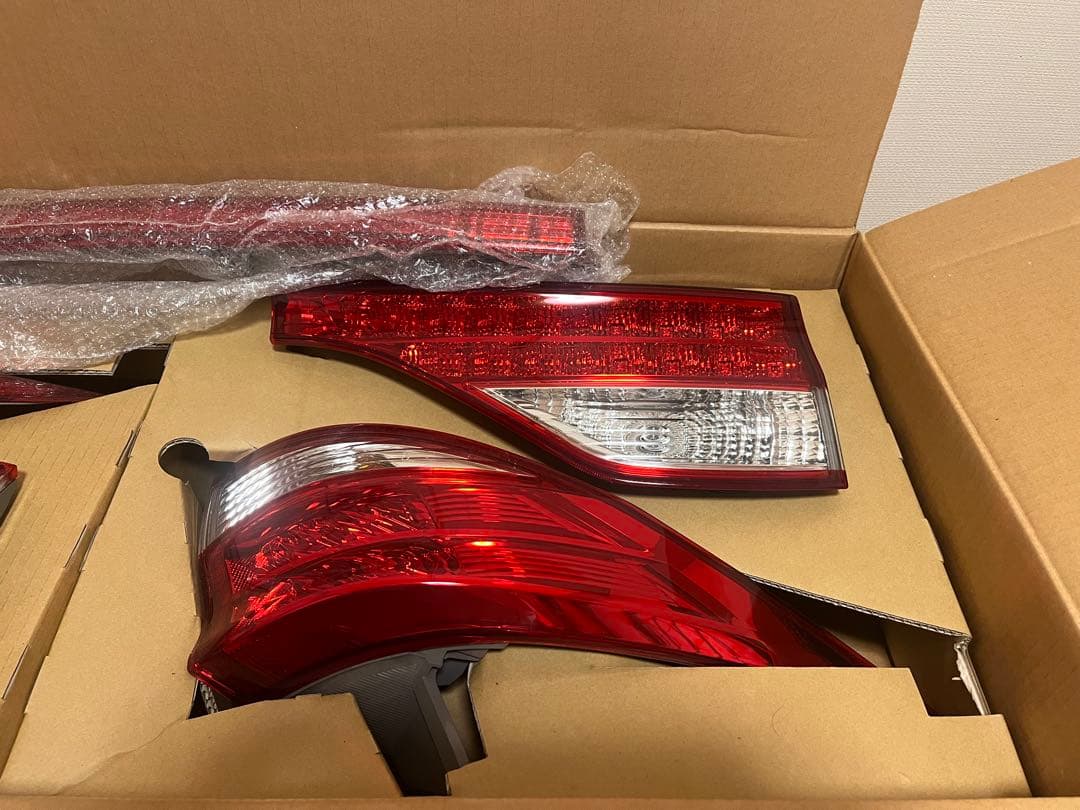 トヨタエスティマ　テールランプ　ACR50W