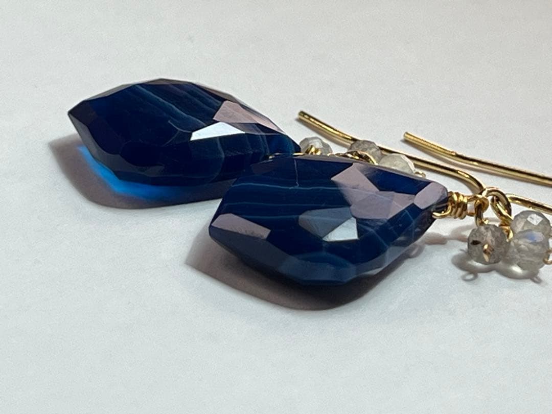 Kaya　14kgf ブルーカルセドニー リーフシェイプ ピアス