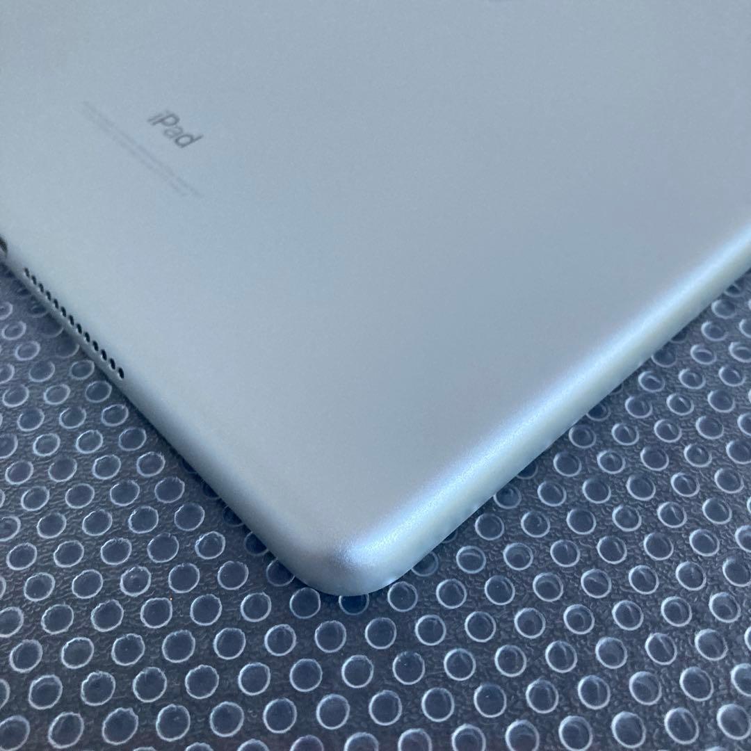 3132 美品☆電池ほぼ新品☆iPad5 第5世代 32GB SIMフリー☆