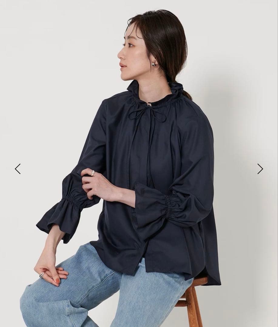 み*ぃ様 ユナイテッドアローズ フリルカラーフレアスリーブブラウス ネイビー
