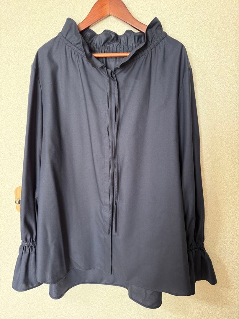 み*ぃ様 ユナイテッドアローズ フリルカラーフレアスリーブブラウス ネイビー