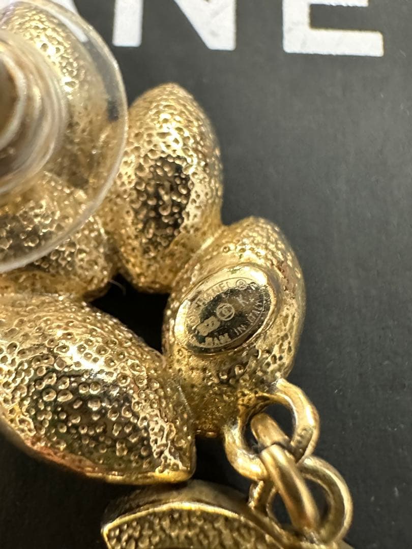 CHANEL ゴールドストーン 片耳ピアス　シャネル