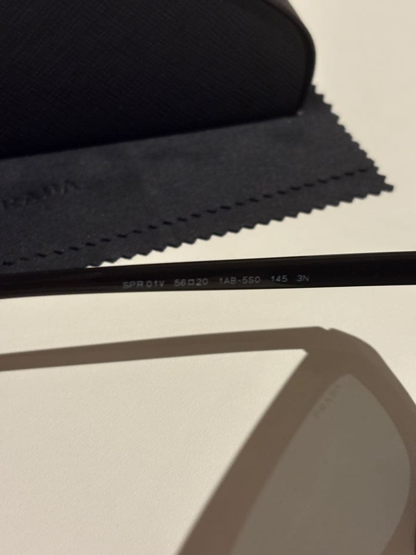 PRADA ブラック キャットアイ サングラス