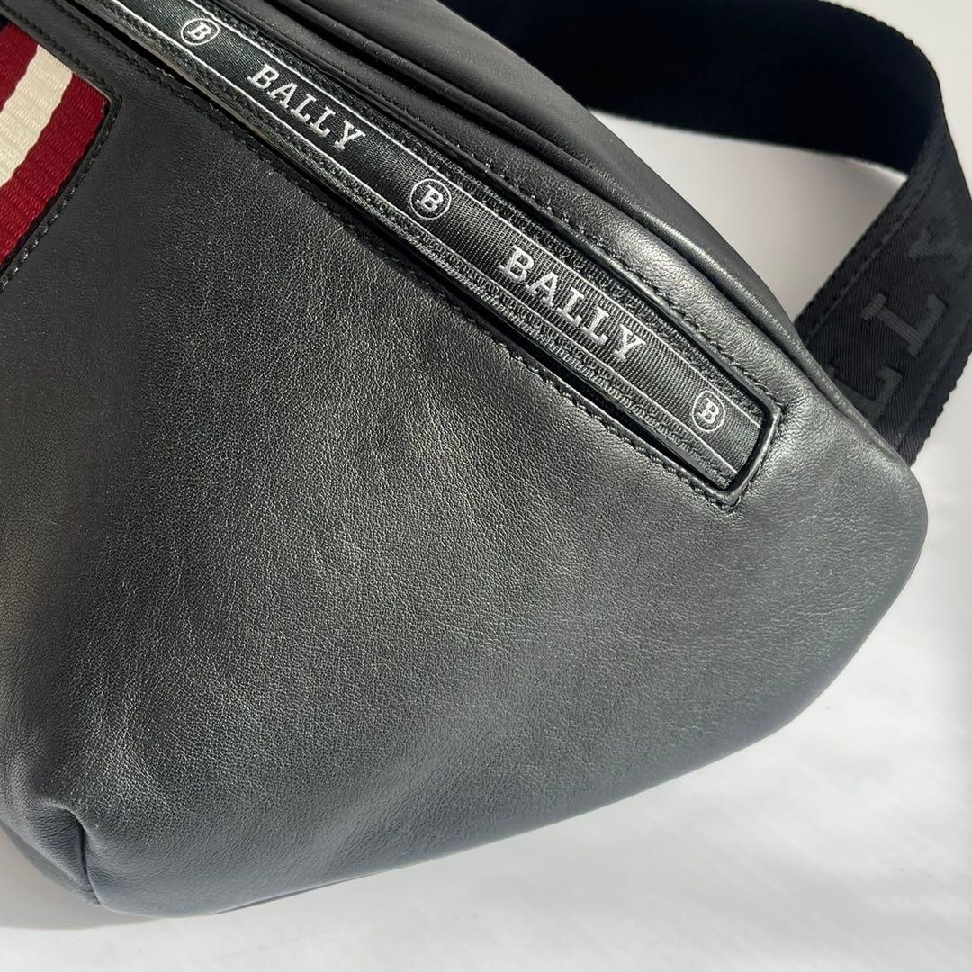 ✨未使用級　近年モデル✨　BALLY バリー　ボディバッグ　ストライプ　黒
