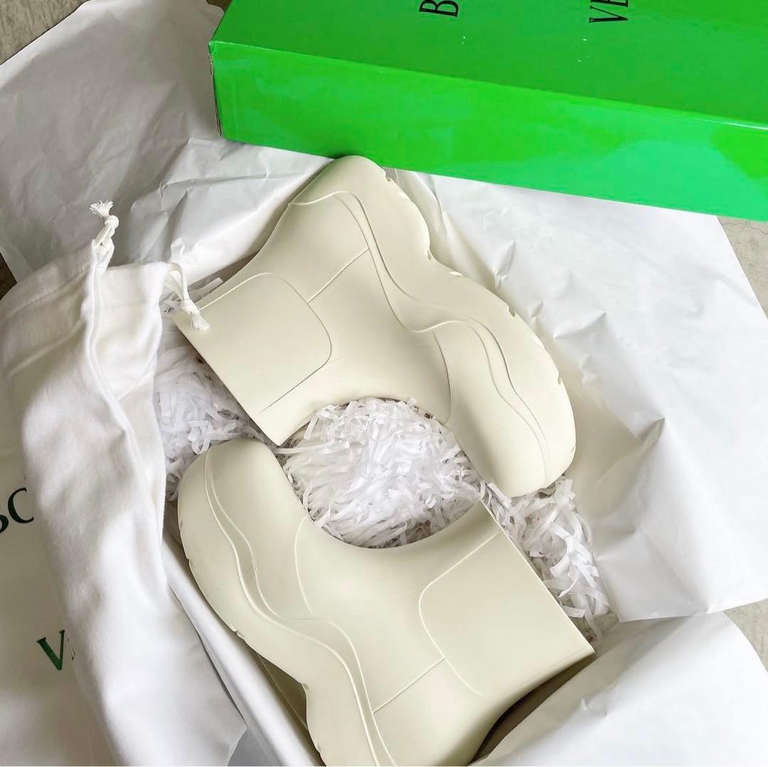 ボッテガヴェネタ　白ブーツ