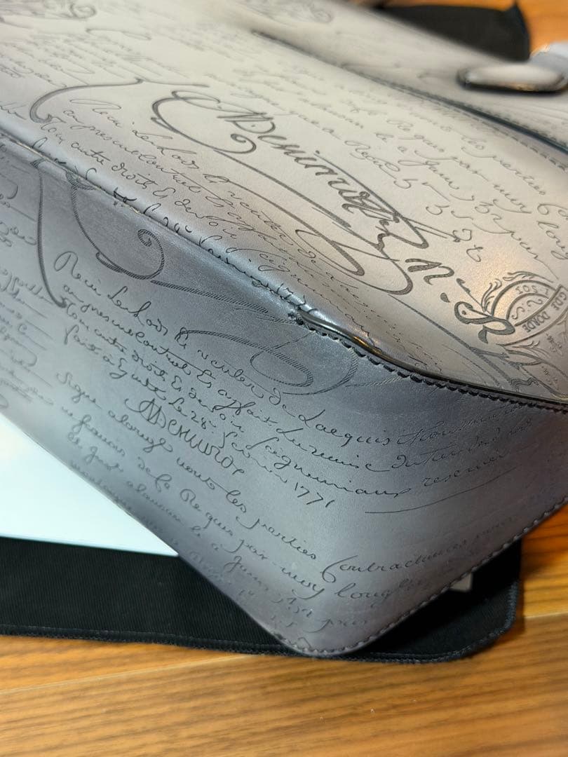 49万ベルルッティberlutiトゥジュールミニネオスクリットレザートートバッグ