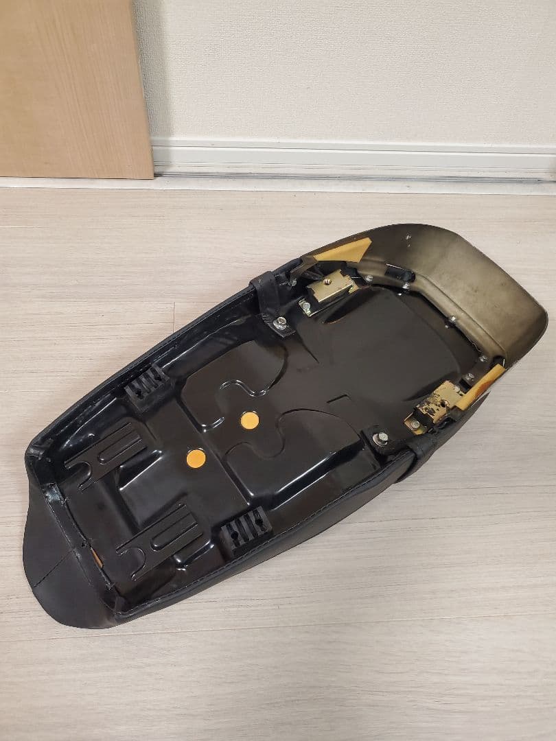 sr400 純正シート　グリタリングブラック