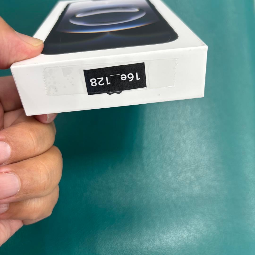 iPhone 16e black 未開封　一括払い済み