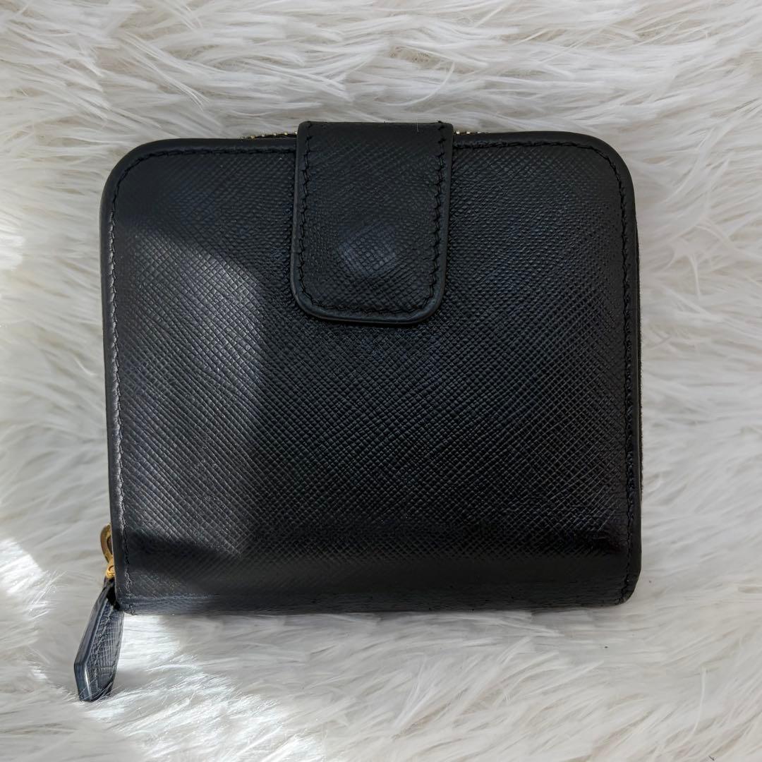 美品✨プラダ　二つ折り　金ロゴ　サフィアーノ　ラウンドファスナー　レザー　黒