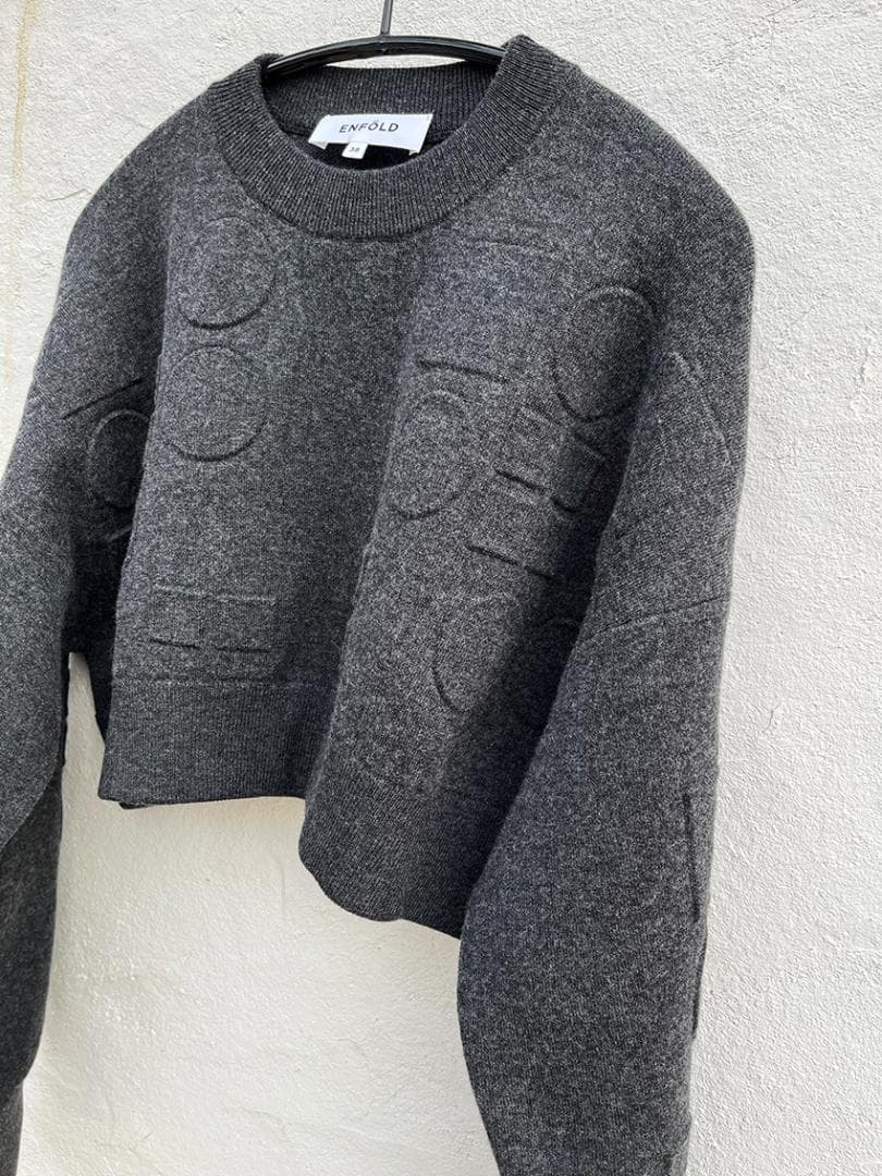 エンフォルド 23AW　O EMBOSS CROPPED PULLOVER