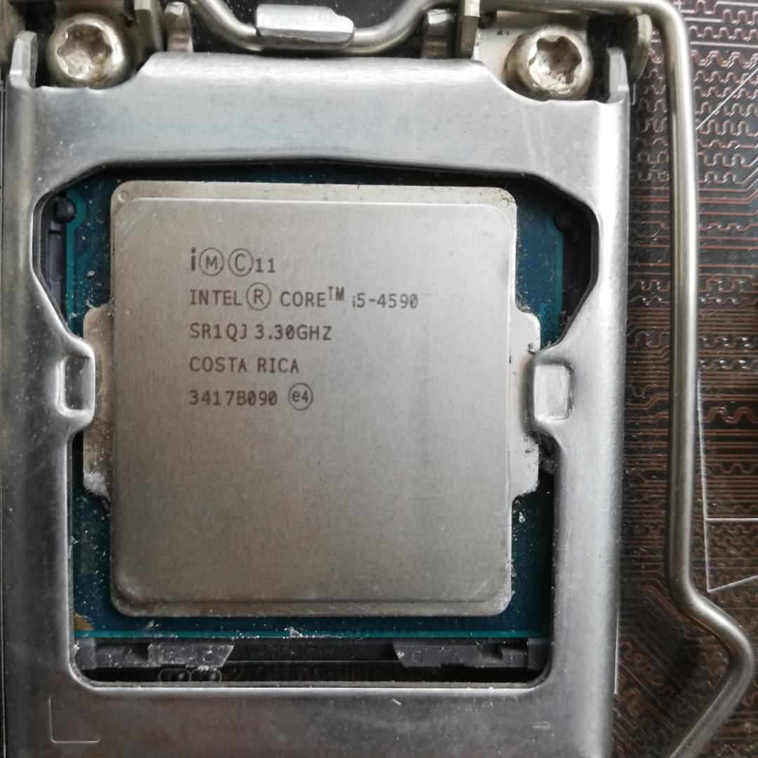 可愛らしいミニタワー筐体に、Core i5 4590 256SSD 8GB