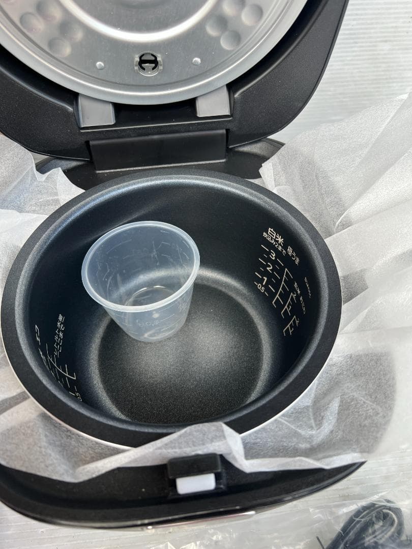 未使用 2024年製　タイガー マイコンジャー炊飯器 3合 JBS-B055KL