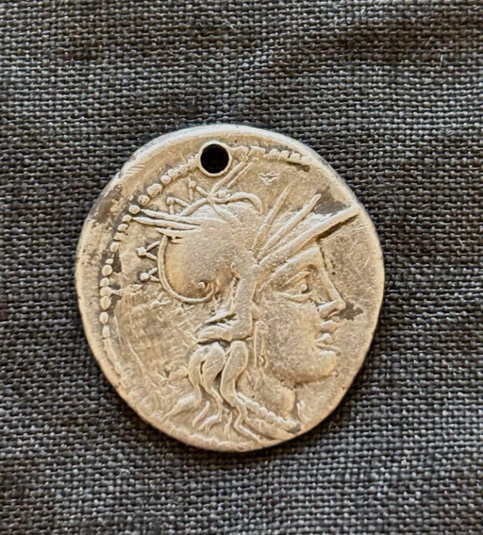 古代ローマ銀貨 デナリウス M·TVLLI 女神ローマクアドリガ 穴あき加工