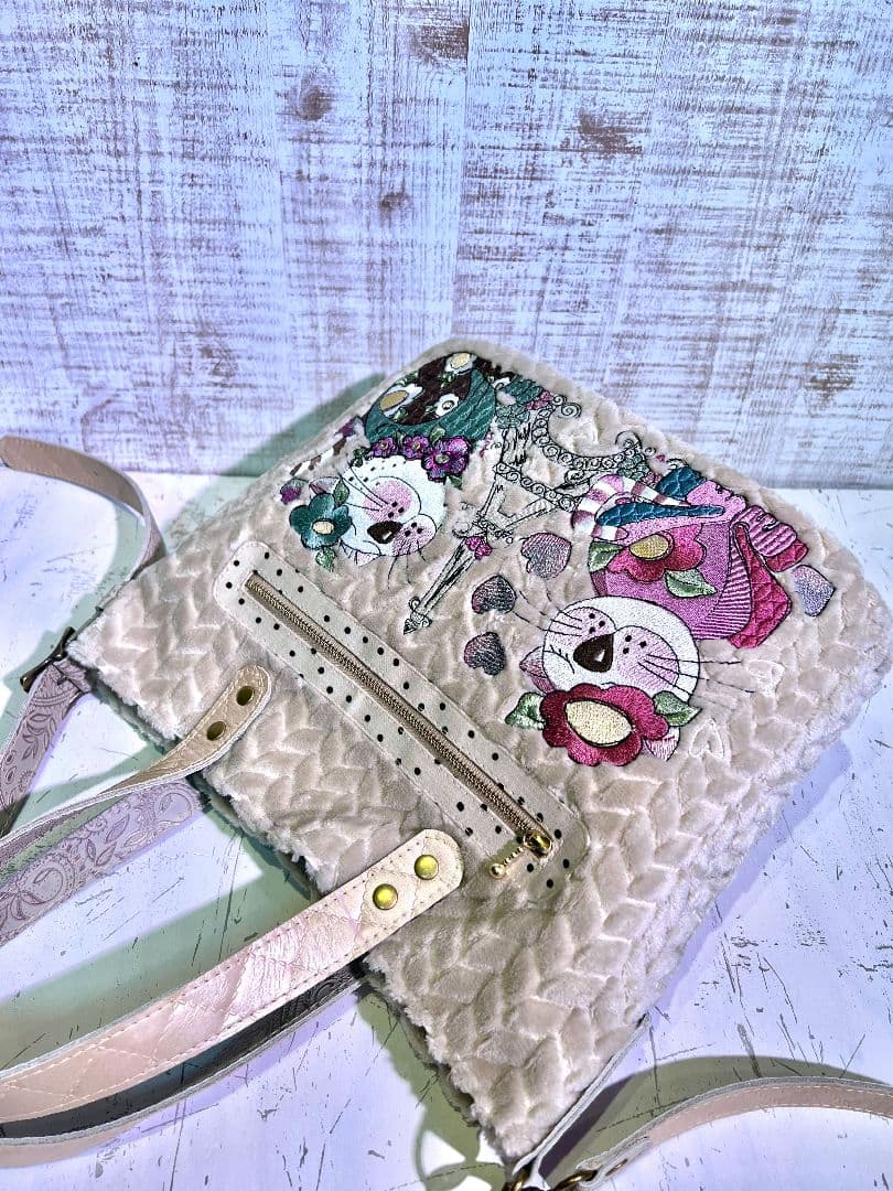 ロラライハリス♡ジグザグベージュファー生地♡刺繍の楕円底バッグ♡本革持ち手