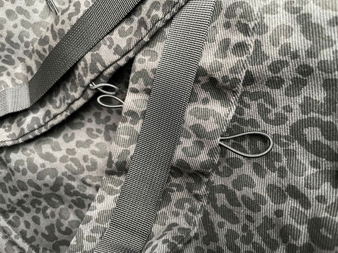 レオパード柄の抱っこ紐。エルゴノミック設計で、M字姿勢にも対応しています。