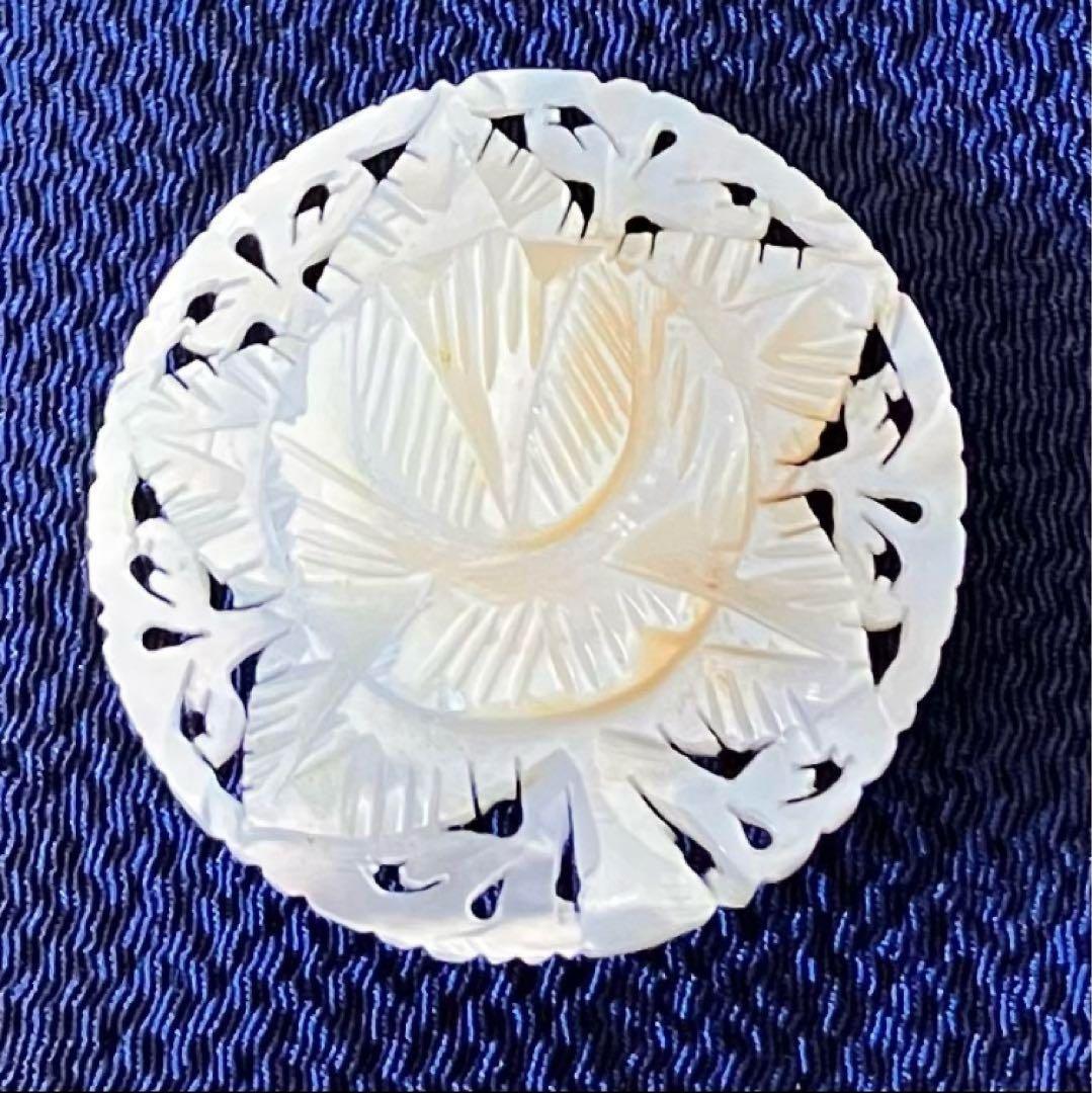 ベツレヘム マザーオブパールのブローチ 花 大きめ