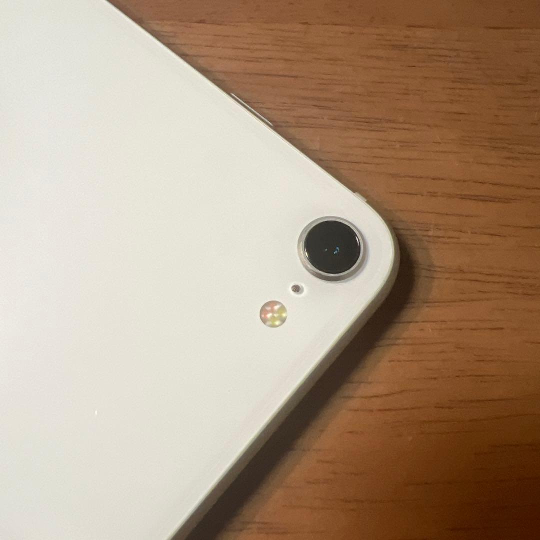 iPhone se 第二世代 64GB ホワイト simフリー　バッテリー85%