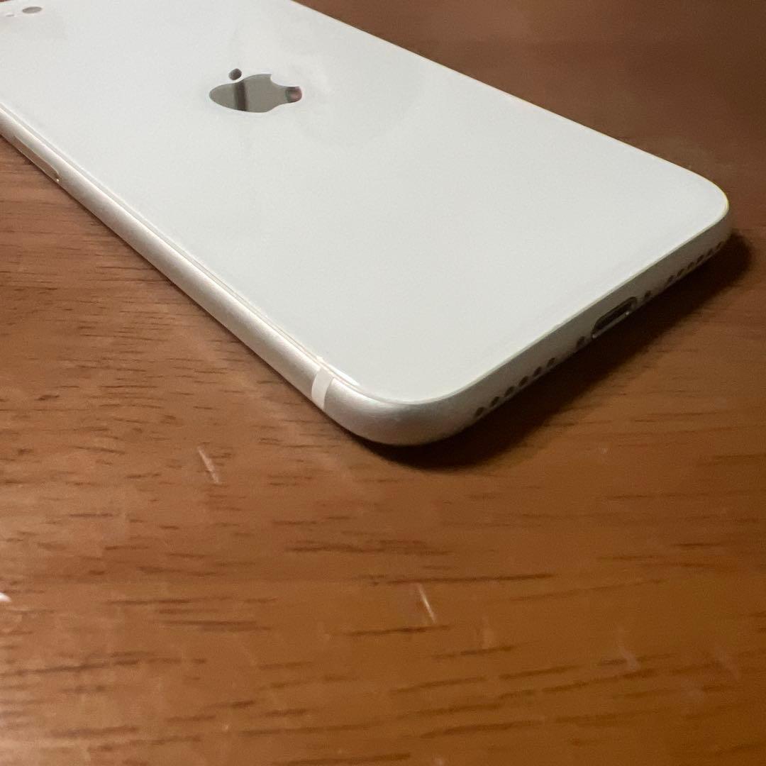 iPhone se 第二世代 64GB ホワイト simフリー　バッテリー85%