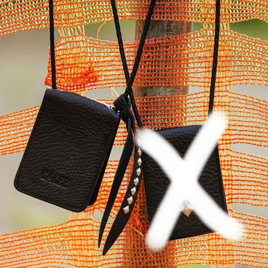 【大特価中】CALEE キャリー　ブラックレザー ネックストラップマルチケース