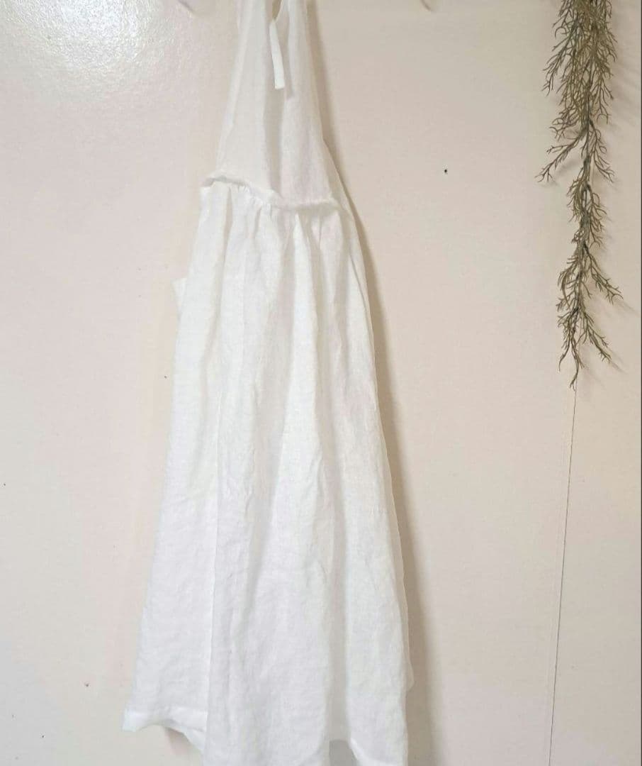 バッククロスワンピースみたいなロングエプロンドレスホワイト