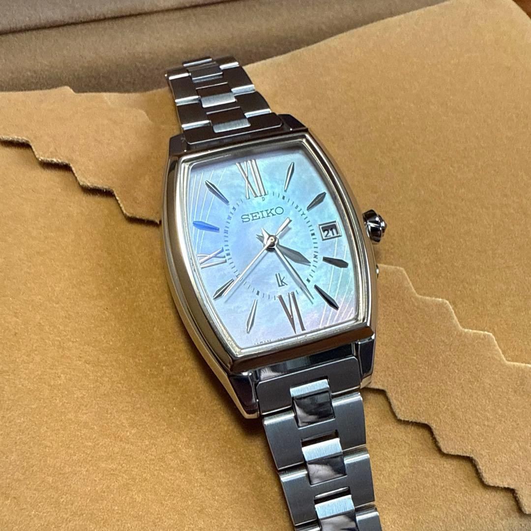 美品 セイコー ルキア SSQW076 電波ソーラー トノー型 白蝶貝 グロウ