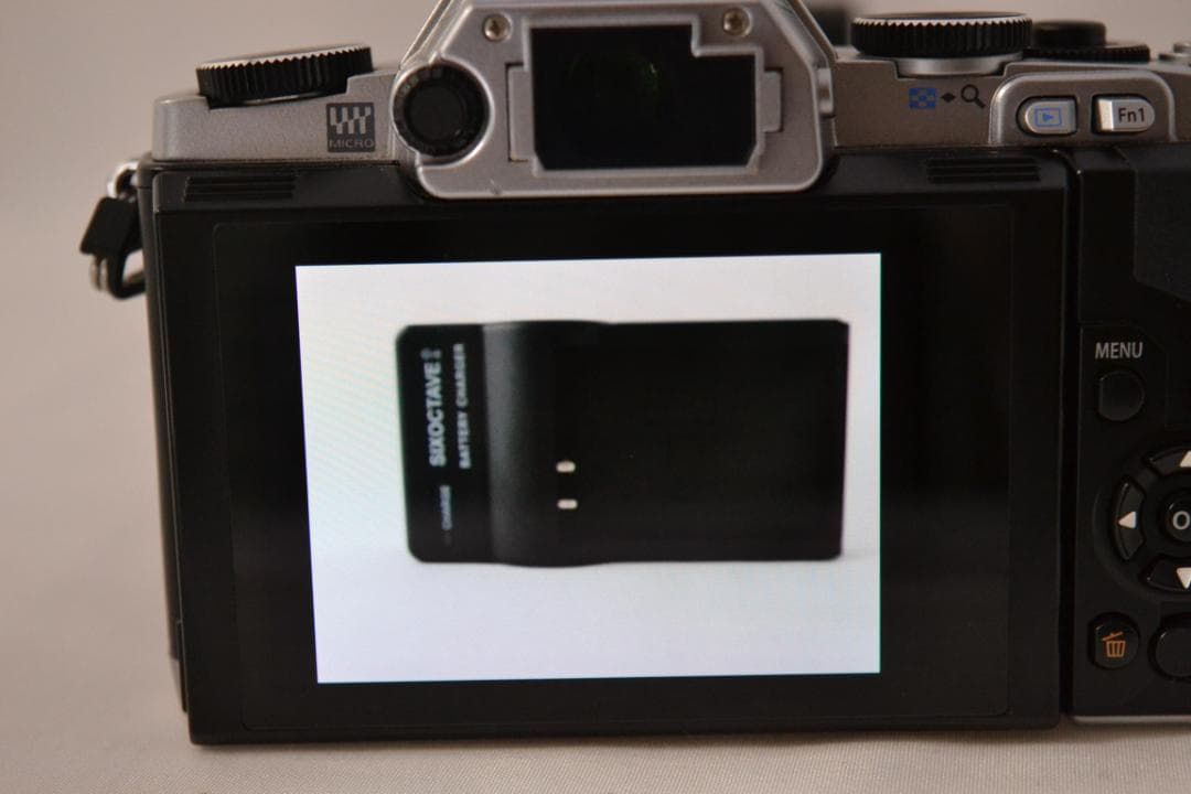 オリンパス　OM-D E-M5 シルバー 12-50mmEZ レンズキット