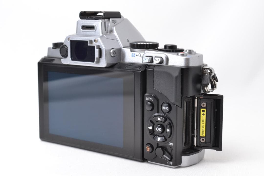 オリンパス　OM-D E-M5 シルバー 12-50mmEZ レンズキット